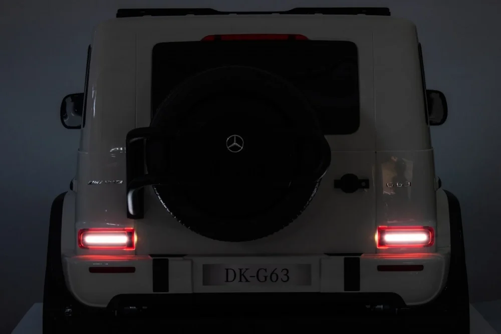 MERCEDES-BENZ Masinuta electrica pentru copii Mercedes G63 XXL White design realist 4 motoare x55W cu bluetooth port USB MP3 lumini LED fataspate centuri de siguranta cauciucuri EVA dimensiune 158 x 93 x 81 cm
