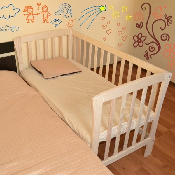 MESTEREL Patut din lemn pentru bebelusi Mos Ene Junior Natur atasabil atasa la patul parintilor cu o laterala detasabila transformabil in pat junior suport de saltea reglabil pe 3 nivele adaptabil la inaltimea patului parintilor