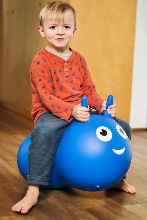 MICRO Saritor gonflabil si vehicul ride-on 2 in 1 Air Hopper Blue 18-36 luni greutate admisa 25 kg