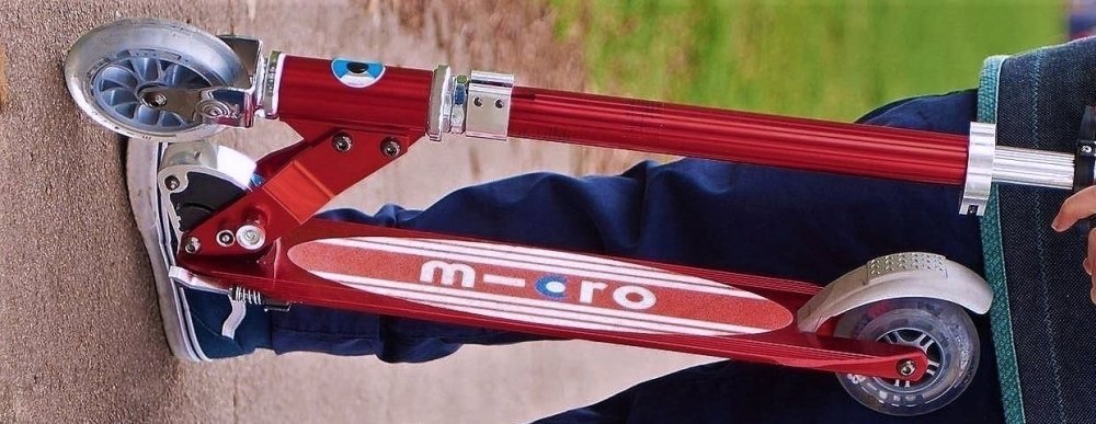 MICRO Trotineta Sprite Red Stripe pliabila ghidon telescopic platforma din aluminiu roti PU greutate 2.8 kg suporta 100 kg