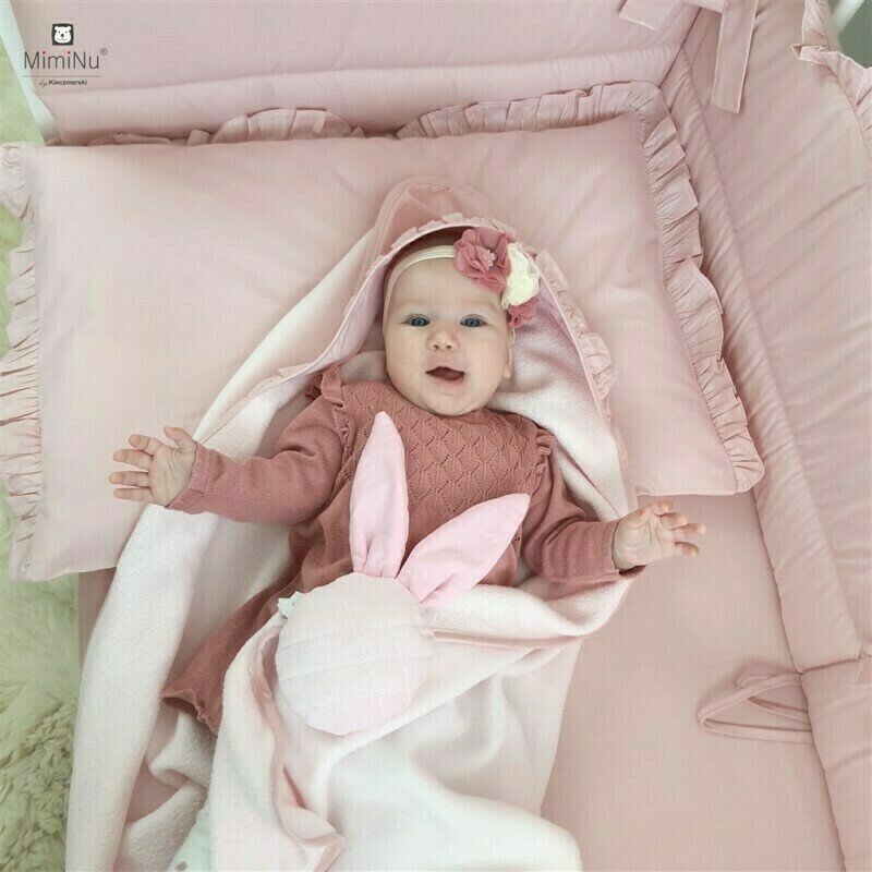 MimiNu Set lenjerie patut cu 6 piese cu volanase pilota si perna cu doua aparatori laterale bumbac 120x60 cm Colectia Roya Powder Pink