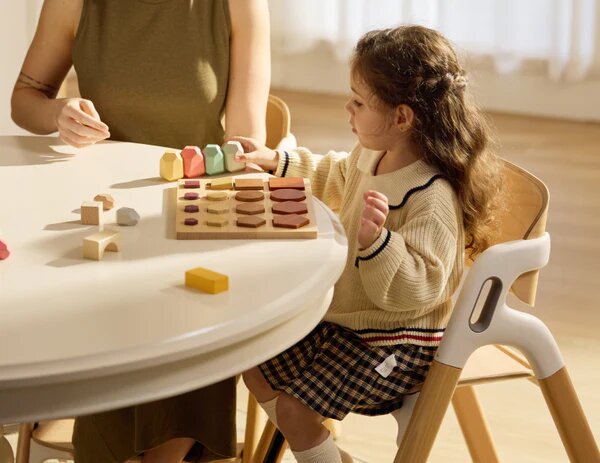 Momcozy Scaun de masa inalt din lemn DinerPal transformabil