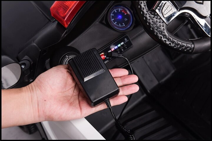 Nichiduta Masinuta electrica pentru copii Police Patrol Black 70W cu girofar politie si statie unitate audio cu display baterie USB si sistem troller