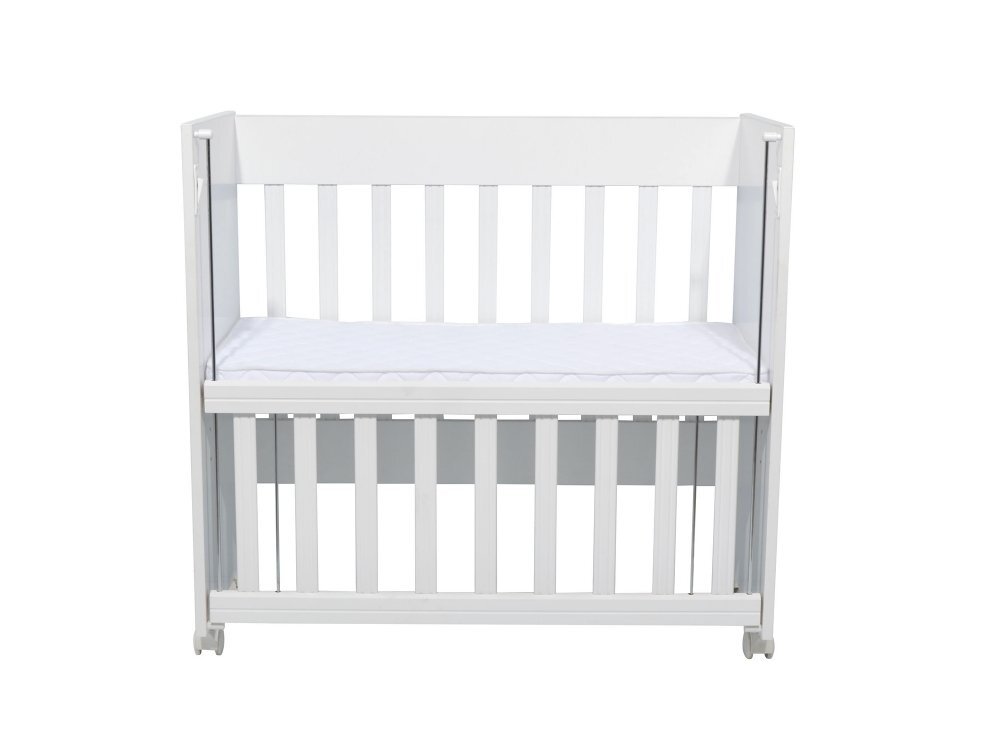 Nichiduta Patut pentru copii Mini Cot White cu laterala culisanta somiera reglabila pe 4 nivele de inaltime roti cu blocare margini rotunjite dimensiuni exterioare 94 x 46 x 88 cm