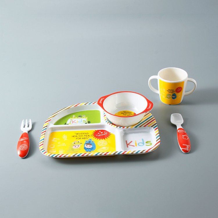 Nichiduta Set de masa cu 5 piese Delicious
