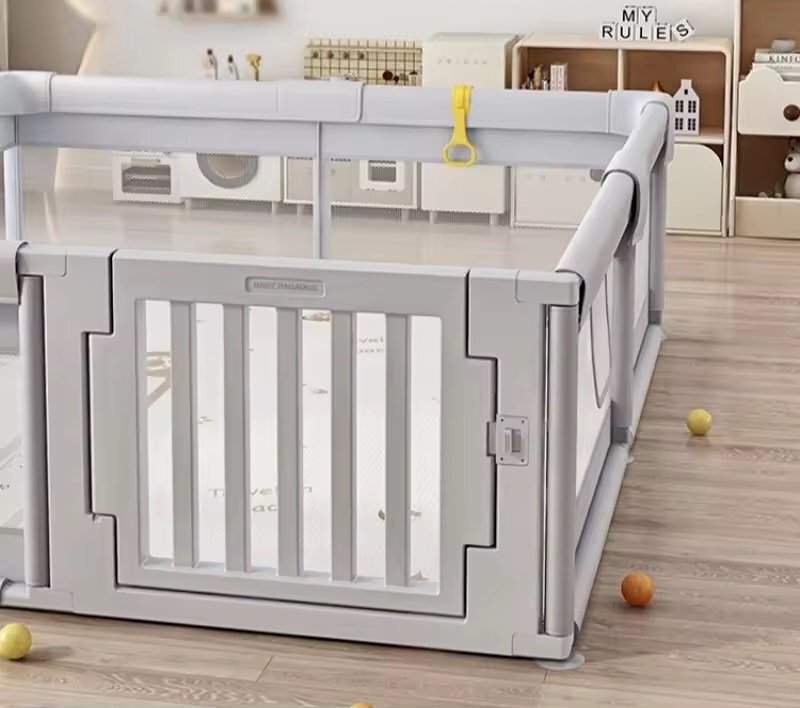 Nichiduta Tarc de joaca 120 x 180 cm cu cadru metalic pereti din plasa inaltime 65 cm cu poarta de acces covoras spuma cu doua fete 4 inele ajutatoare si 100 de bile incluse Playfence Grey