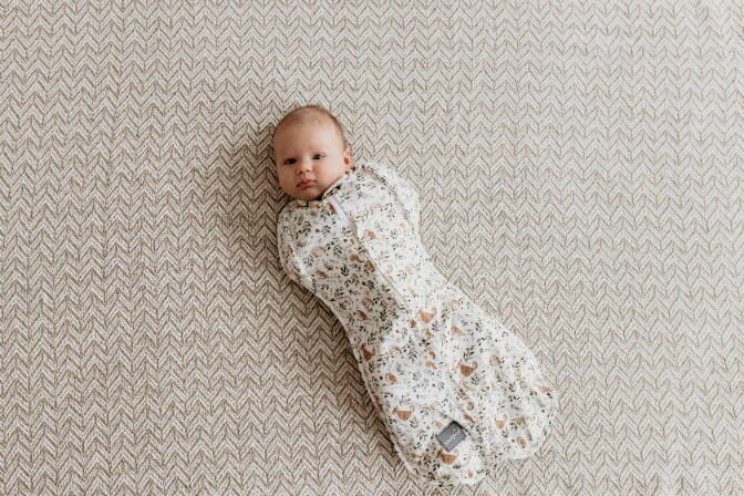 Nor Pufos Saculet swaddle pentru infasat + caciulita Second Step Forest Ivory Sleepee