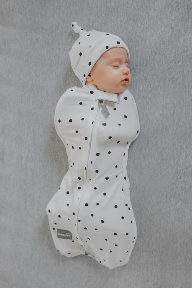Nor Pufos Saculet Swaddle pentru infasat Nou Nascut + caciulita First Step Dots 0.2 Tog Sleepee