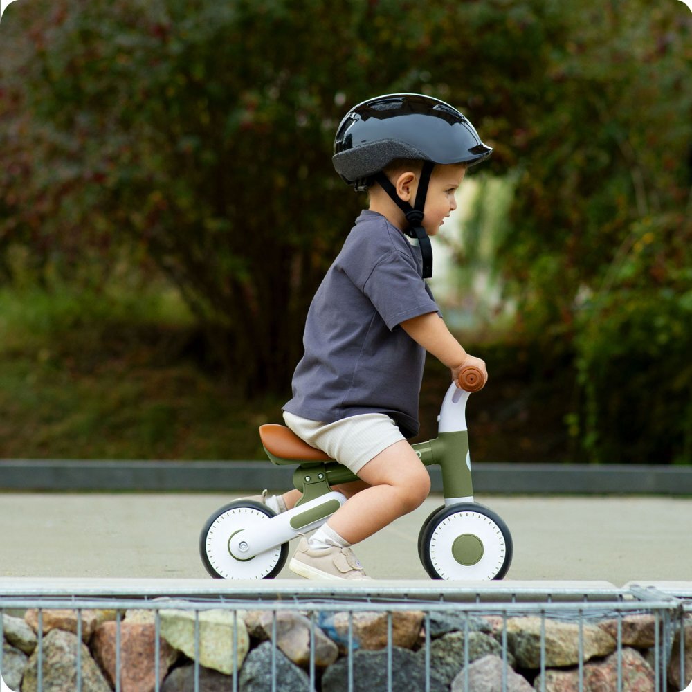 Nukido Bicicleta de echilibru Ride On Verde Inchisde la 12 luniscaun moaleinaltime sezut reglabilaroti din spuma EVAcadru rezistentmanere ergonomice cu opritoareUnghi de virare sigur al rotii cu protectie anti-rotatie