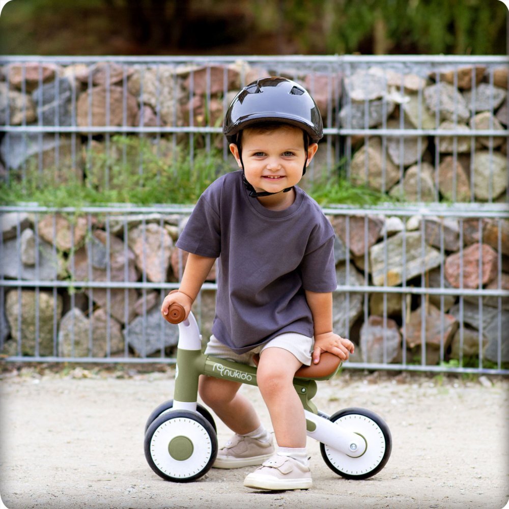 Nukido Bicicleta de echilibru Ride On Verde Inchisde la 12 luniscaun moaleinaltime sezut reglabilaroti din spuma EVAcadru rezistentmanere ergonomice cu opritoareUnghi de virare sigur al rotii cu protectie anti-rotatie