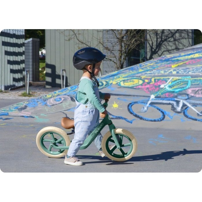 Nukido Bicicleta fara pedale pentru copii Light Flee Verde 87x39x54 cmde la 2ani roti EVAsezut moale cu inaltime reglabila intre 35-41 cmcadru rezistentmanere cauciucate ergonomice cu opritori