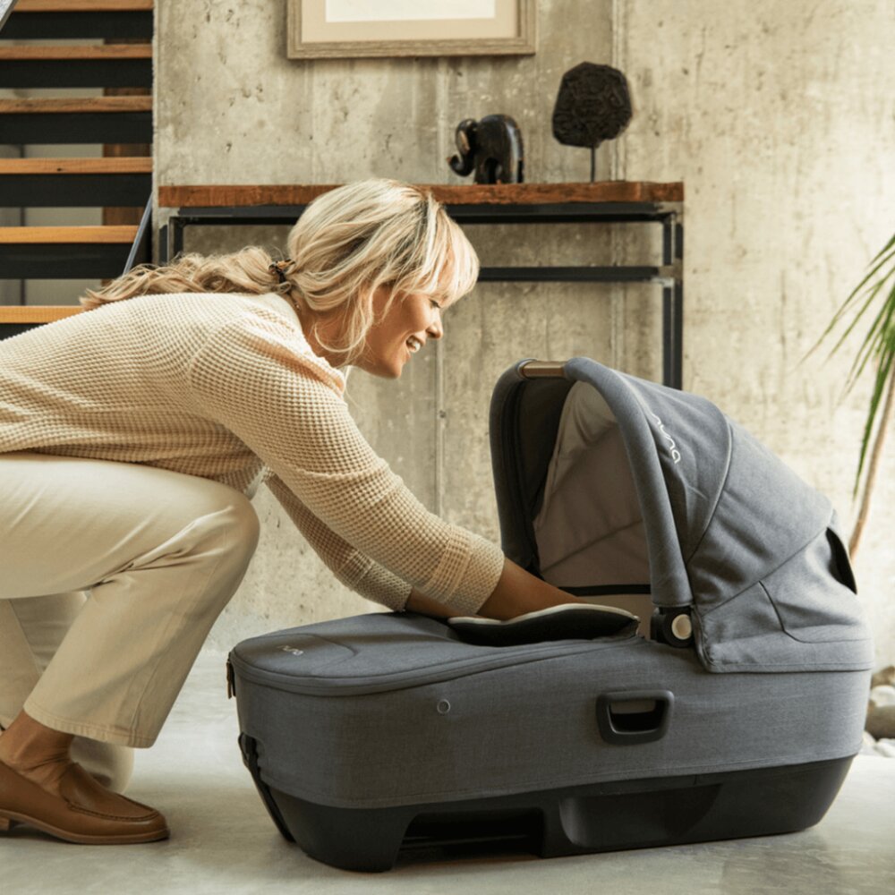 NUNA Set landou Cari next Caviar 40-70 cm + baza isofix base next i-Size pentru Cari next