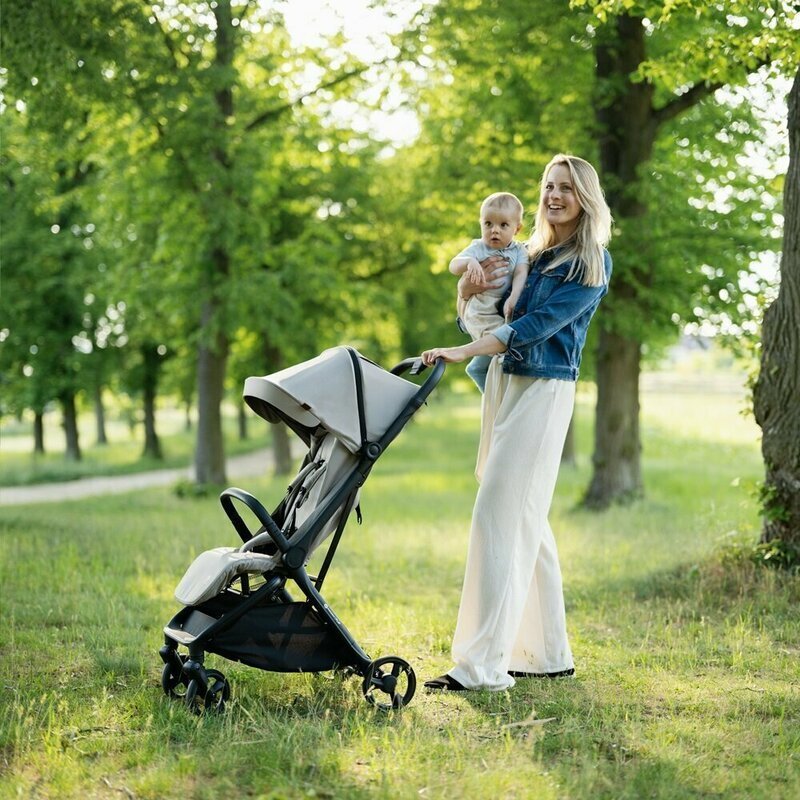 Petite&Mars Carucior pentru copii PetiteMars Flip bej cu pliere compacta spatar reglabil suport picioare reglabil si copertina extensibila cu protectie UPF 50+ greutate admisa 22 kg