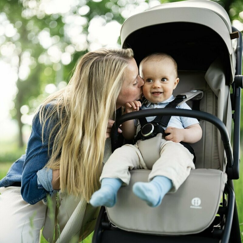 Petite&Mars Carucior pentru copii PetiteMars Flip gri cu pliere compacta spatar reglabil suport picioare reglabil si copertina extensibila cu protectie UPF 50+ greutate admisa 22 kg