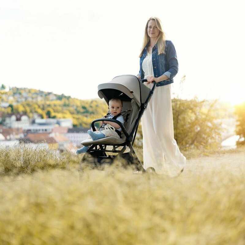 Petite&Mars Carucior pentru copii PetiteMars Flip gri cu pliere compacta spatar reglabil suport picioare reglabil si copertina extensibila cu protectie UPF 50+ greutate admisa 22 kg