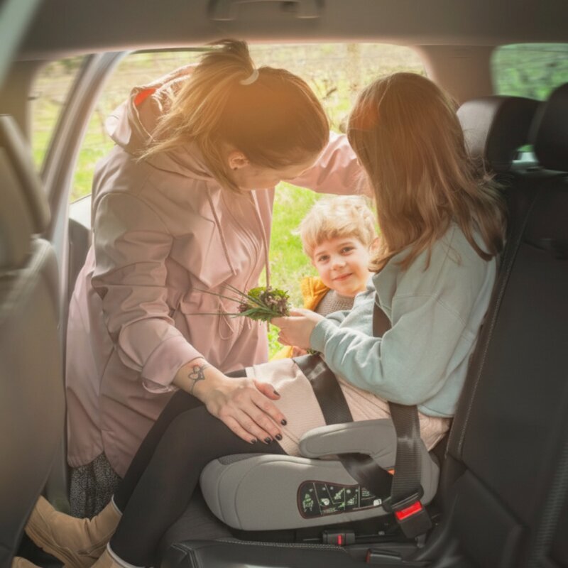 Petite&Mars Inaltator auto pentru copii PetiteMars Optimus Pro Negru i-Size cu isofix 125-150 cm 22-36 kg forma ergonomica husa detasabila