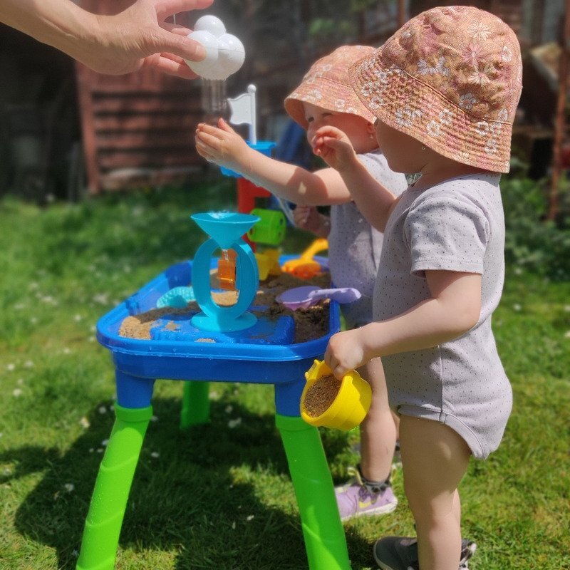 Petite&Mars Masa de joaca PetiteMars Teo pentru apa si nisip cu 6 jucarii diferite incluse AlbastruVerde
