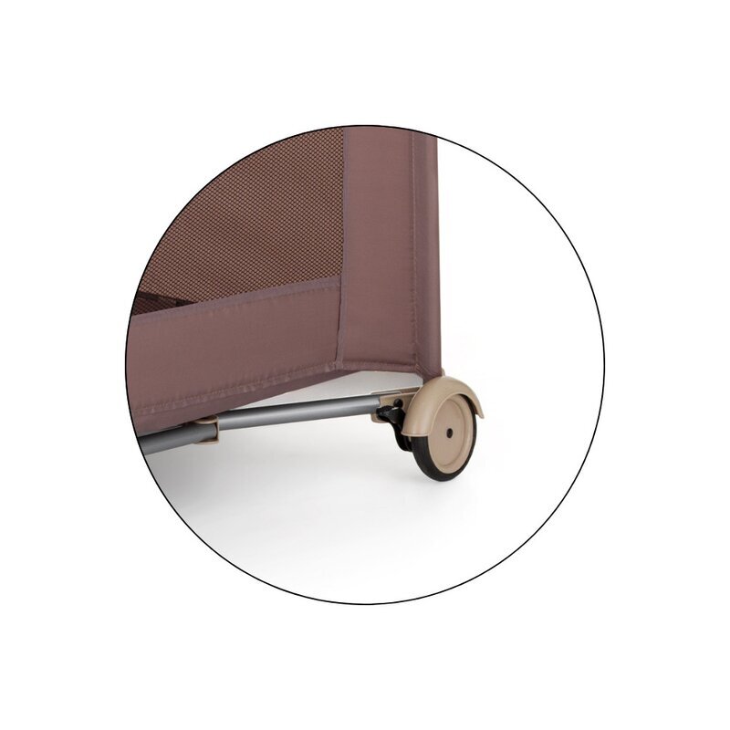 Petite&Mars Patut pliabil pentru copii PetiteMars Nyja Mocha 120x60 cm cu roti functie de tarc pliere compacta include geanta de transport intrare laterala cu fermoar greutate admisa 15 kg 0-30 luni