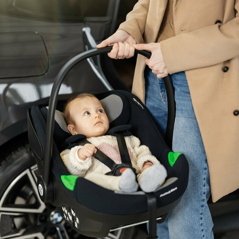 Petite&Mars Scaun auto pentru copii PetiteMars Core Pro NegruGri 0-13 kg 40-87 cm cu salteluta maner reglabil tetiera ajustabila in 5 pozitii ECE R129
