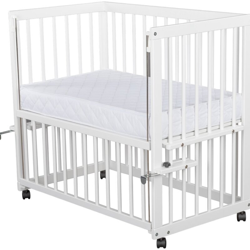 Qmini Patut co-sleeper Dalia Alb multifunctional 90x50 cm din lemn de pin reglabil pe orice treapta de inaltime la patul parintilor sistem de ancorare si roti cu frana incluse + Saltea 8 cm