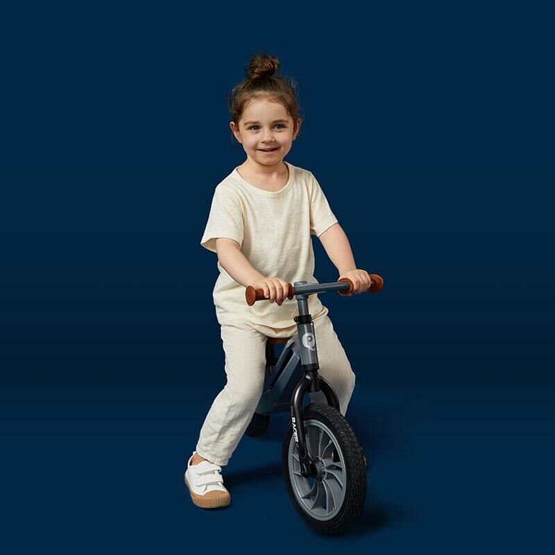 QPlay Bicicleta copii fara pedale Balance bike Racer Negru de la 3 ani pana la 30 kg cadru usor de magneziu reglabil sa comoda acoperita cu piele ecologica roti de cauciuc gonflabil