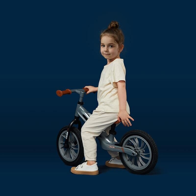 QPlay Bicicleta copii fara pedale Balance bike Racer Negru de la 3 ani pana la 30 kg cadru usor de magneziu reglabil sa comoda acoperita cu piele ecologica roti de cauciuc gonflabil