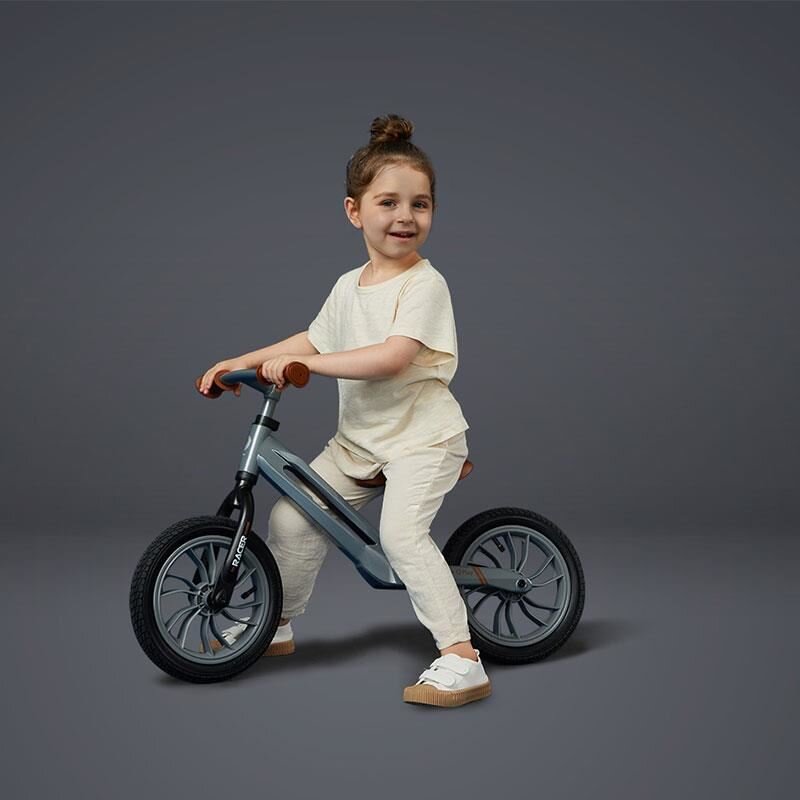 QPlay Bicicleta copii fara pedale Balance bike Racer Negru de la 3 ani pana la 30 kg cadru usor de magneziu reglabil sa comoda acoperita cu piele ecologica roti de cauciuc gonflabil