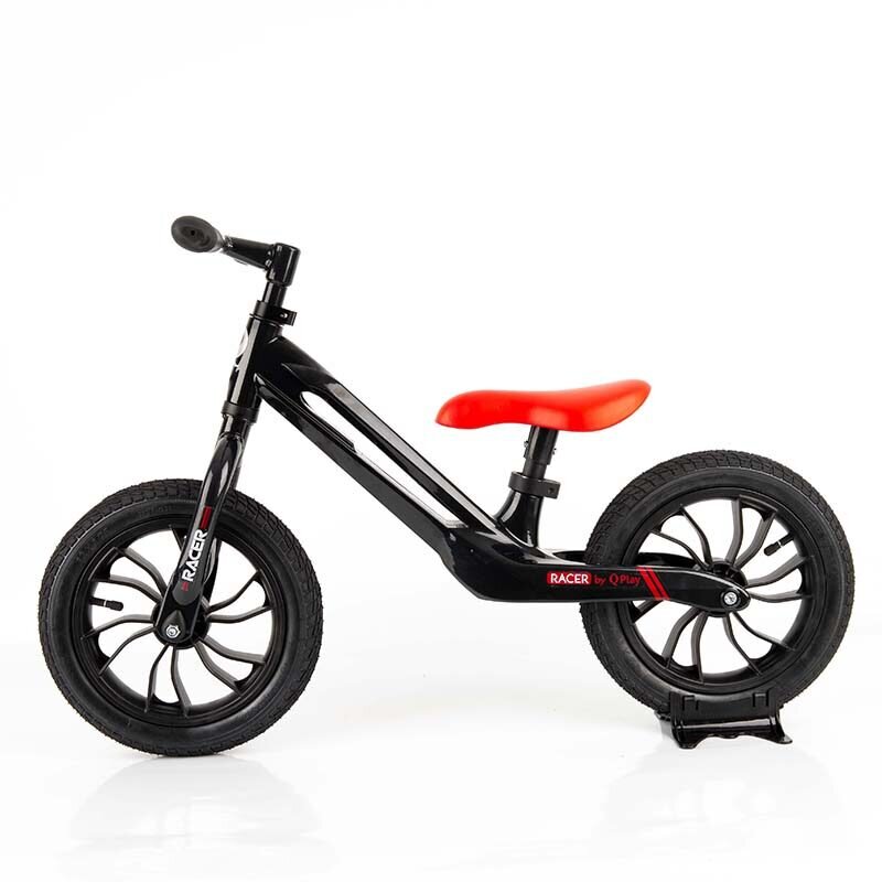 QPlay Bicicleta copii fara pedale Balance bike Racer negrurosu de la 3 ani pana la 30 kg cadru usor de magneziu reglabil sa comoda acoperita cu piele ecologica roti de cauciuc gonflabil
