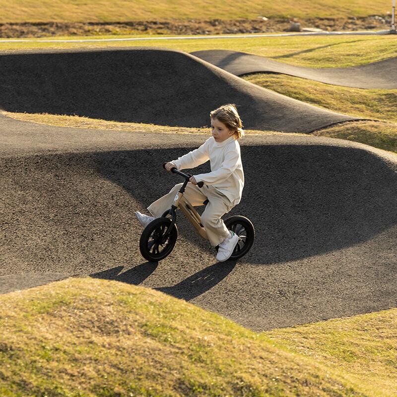 QPlay Bicicleta copii fara pedale Balance bike Racer Platinum de la 3 ani pana la 30 kg cadru usor de magneziu reglabil sa comoda acoperita cu piele ecologica roti de cauciuc gonflabil