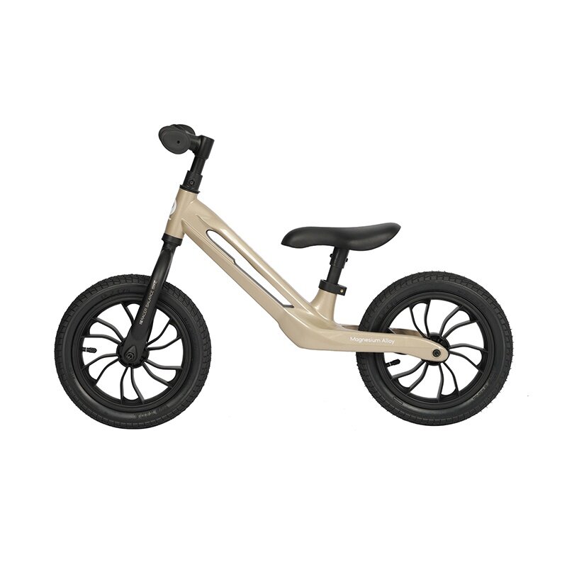 QPlay Bicicleta copii fara pedale Balance bike Racer Platinum de la 3 ani pana la 30 kg cadru usor de magneziu reglabil sa comoda acoperita cu piele ecologica roti de cauciuc gonflabil