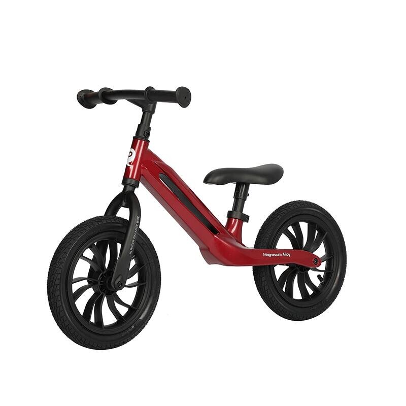 QPlay Bicicleta copii fara pedale Balance bike Racer Rosu Nou de la 3 ani pana la 30 kg cadru usor de magneziu reglabil sa comoda acoperita cu piele ecologica roti de cauciuc gonflabil