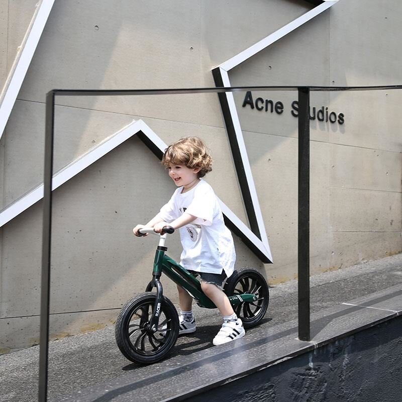 QPlay Bicicleta copii fara pedale Balance bike Racer Verde de la 3 ani pana la 30 kg cadru usor de magneziu reglabil sa comoda acoperita cu piele ecologica roti de cauciuc gonflabil