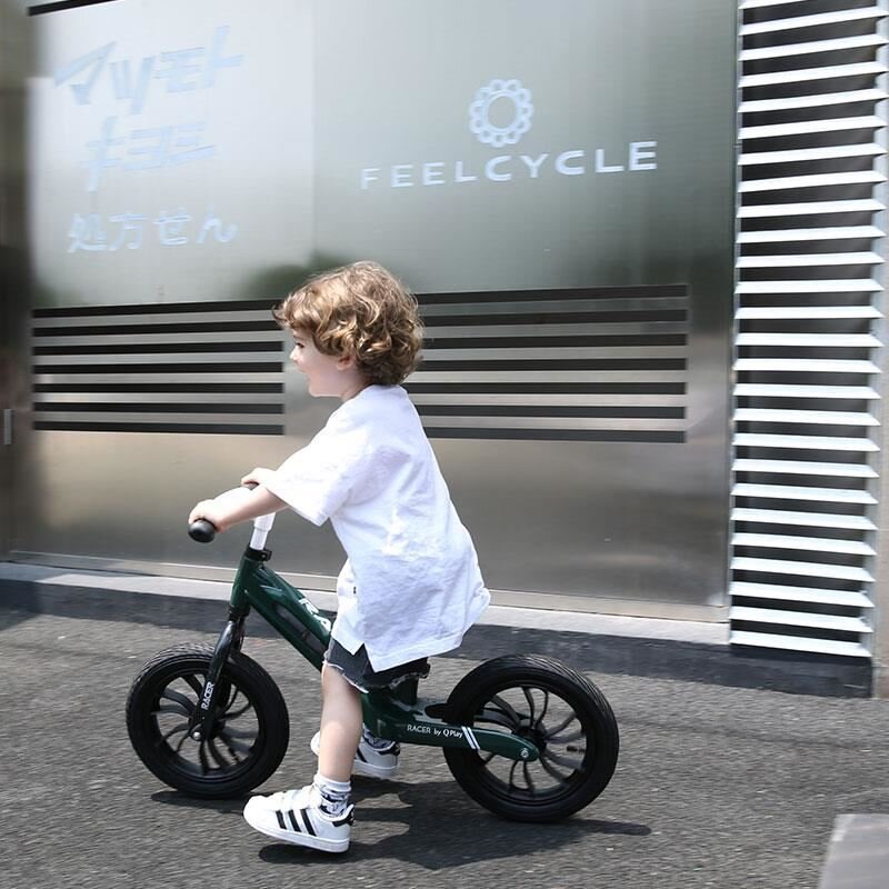 QPlay Bicicleta copii fara pedale Balance bike Racer Verde de la 3 ani pana la 30 kg cadru usor de magneziu reglabil sa comoda acoperita cu piele ecologica roti de cauciuc gonflabil
