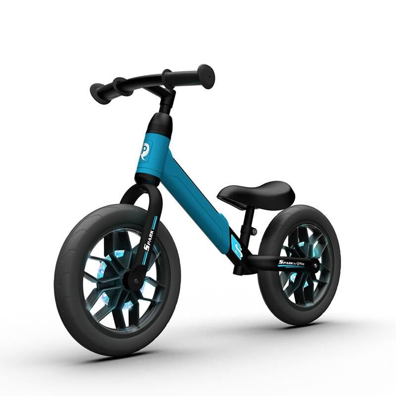 QPlay Bicicleta copii fara pedale Balance bike Spark Albastru 12 inch de la 3 ani pana la 30 kg iluminare LED la roti ghidon ajustabil cu mansoane anti-alunecare sa ajustabila pe inaltime roti de cauciuc