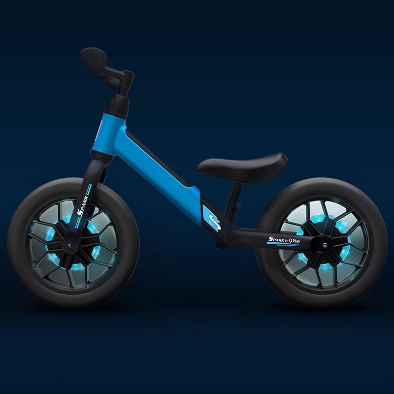 QPlay Bicicleta copii fara pedale Balance bike Spark Albastru 12 inch de la 3 ani pana la 30 kg iluminare LED la roti ghidon ajustabil cu mansoane anti-alunecare sa ajustabila pe inaltime roti de cauciuc