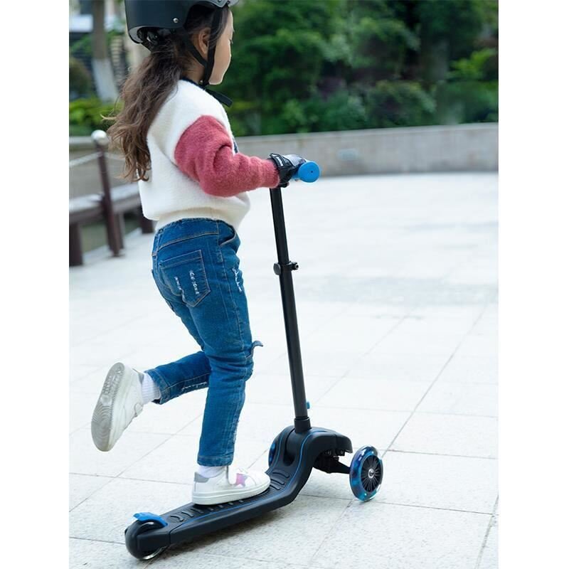 QPlay Trotineta Future albastru 3 roti cu lumini LED pliabila ghidon reglabil platforma antialunecare greutate suportata 50 kg