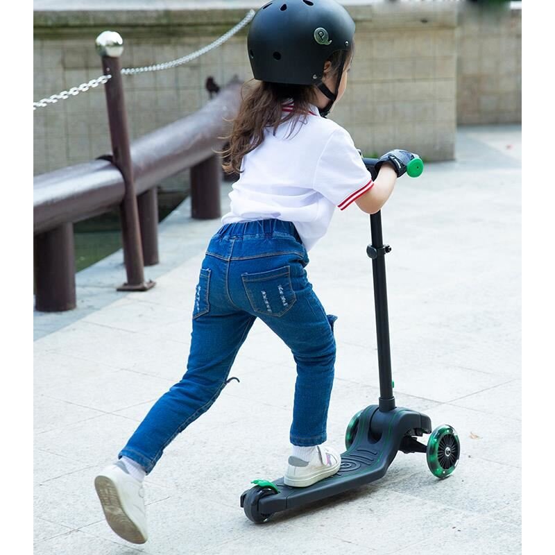 QPlay Trotineta Future verde 3 roti cu lumini LED pliabila ghidon reglabil platforma antialunecare greutate suportata 50 kg