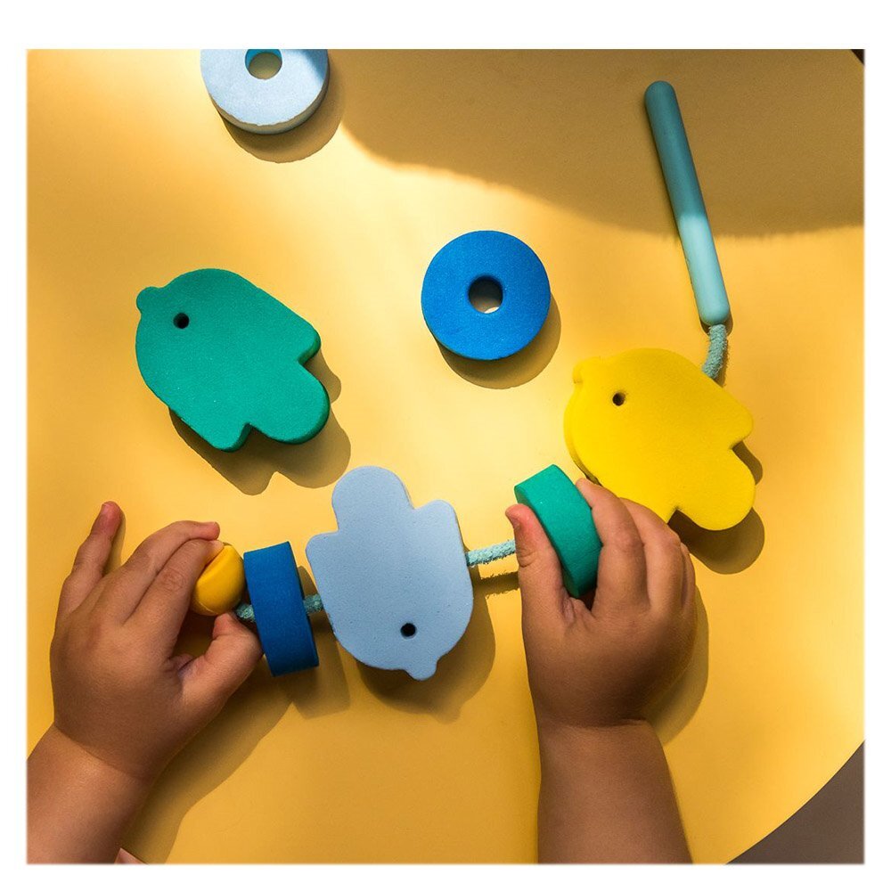 Quut Toys Pestisori colorati de insirat din spuma Beedi Fish
