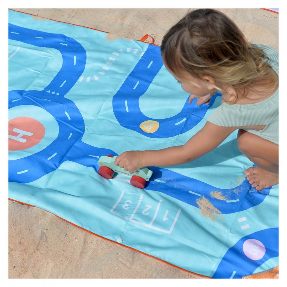 Quut Toys Prosop de plaja cu traseu auto 140 x 70 cm