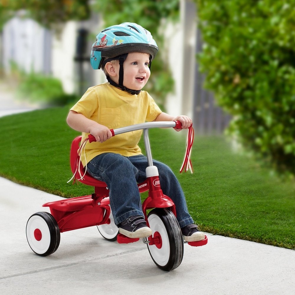RADIO FLYER Tricicleta pentru copii Fold 2 Go Red pliabila cu scaun reglabil in inaltime in functie de varsta roti silentioase panglici decorative si compartiment pentru depozitare