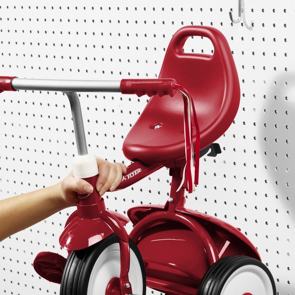 RADIO FLYER Tricicleta pentru copii Fold 2 Go Red pliabila cu scaun reglabil in inaltime in functie de varsta roti silentioase panglici decorative si compartiment pentru depozitare
