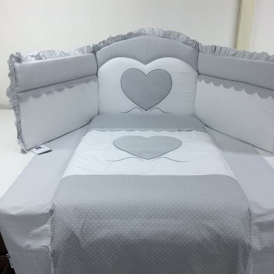 Raffaello Design Made in Italy Set lenjerie de lux din bumbac cu broderie protectie laterala pilota pentru pat bebelusi Cuore di Mamma Gri Italia