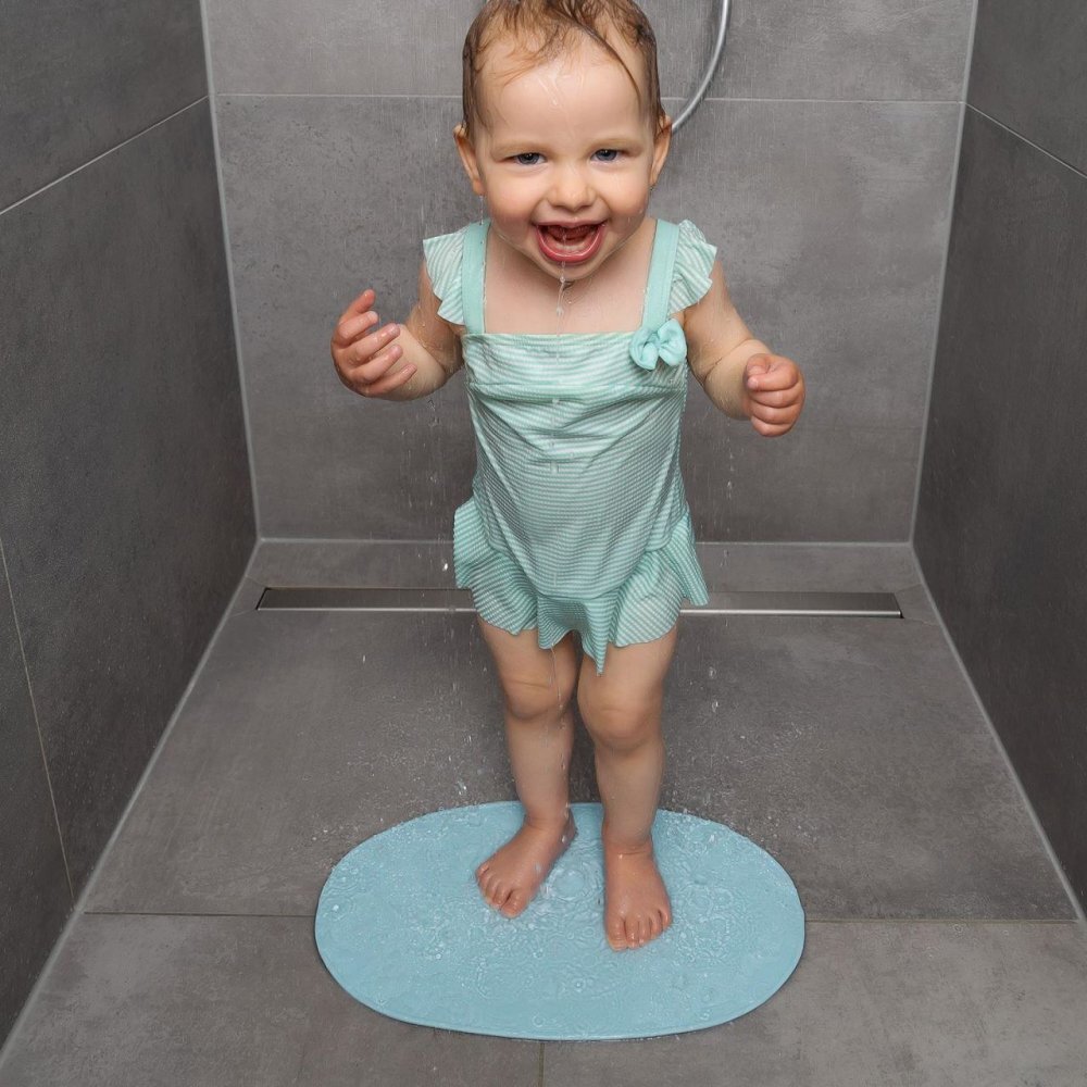 REER Covoras de baie antialunecare cu ventuze din cauciuc natural antibacterian oval 42 x 25 cm albastru MyHappyBath Mat 76023