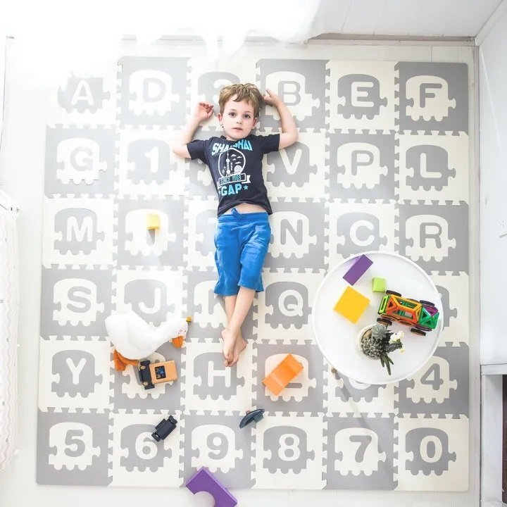 Ricokids Covoras de joaca educational 180 x 180 cm Trenulet Gri cu 36piese litere si cifrerealizat din spuma EVA inodoraantiderapantrezistent la apausor de curatatconfiguratii multipleutilizare cresegradinite