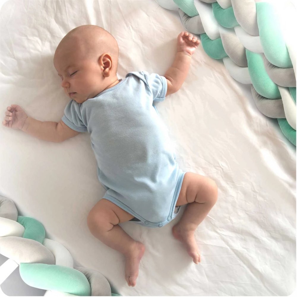 Ricokids Protectie laterala impletita pentru patut copii Trio MintGriAlb 2 metri din material plus cu umplutura antialergicamultifunctionalalavabila