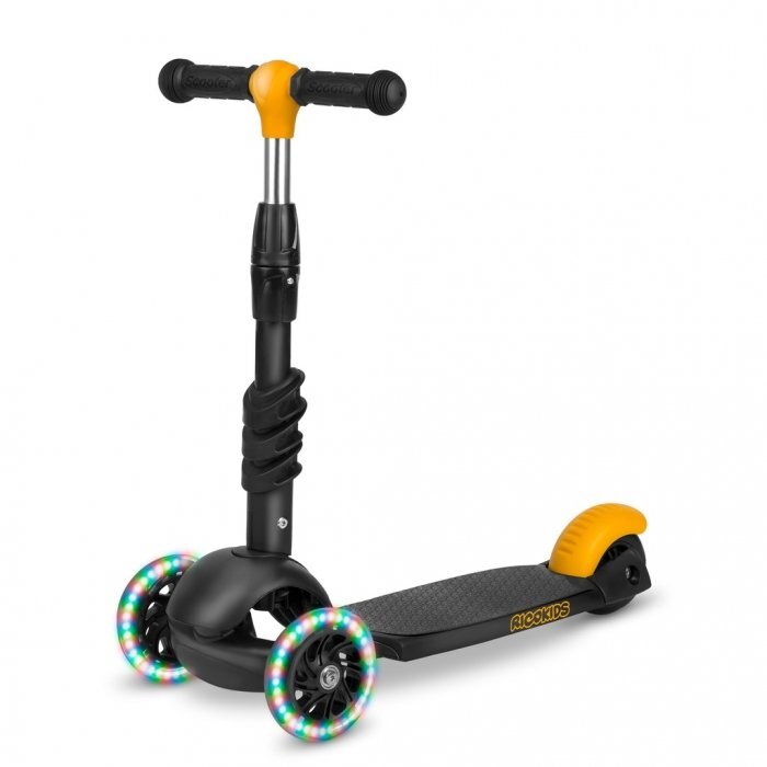 Ricokids Trotineta 3 in 1 pentru copii Cubi NegruGalben cu scaunelroti cu lumini LEDplatforma antiderapantacadru din aluminiumanere ergonomicegreutate suportata 30 kg varsta 3 ani+