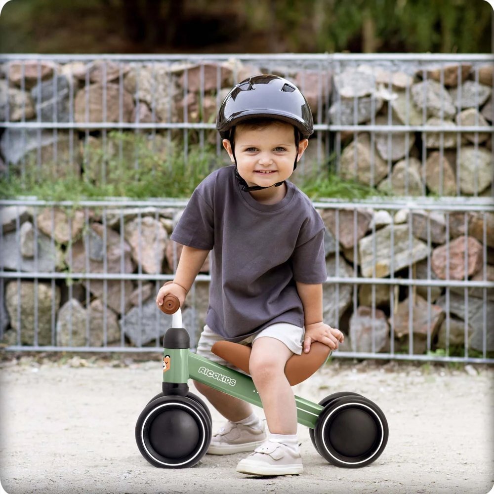 Ricokids Vehicul Ride On fara pedale Cross Country Green De la 12 luni Cadru metalic usor si rezistent Sezut confortabil din spuma moale Manere ergonomice antiderapante Roti din PP rezistent si silentios