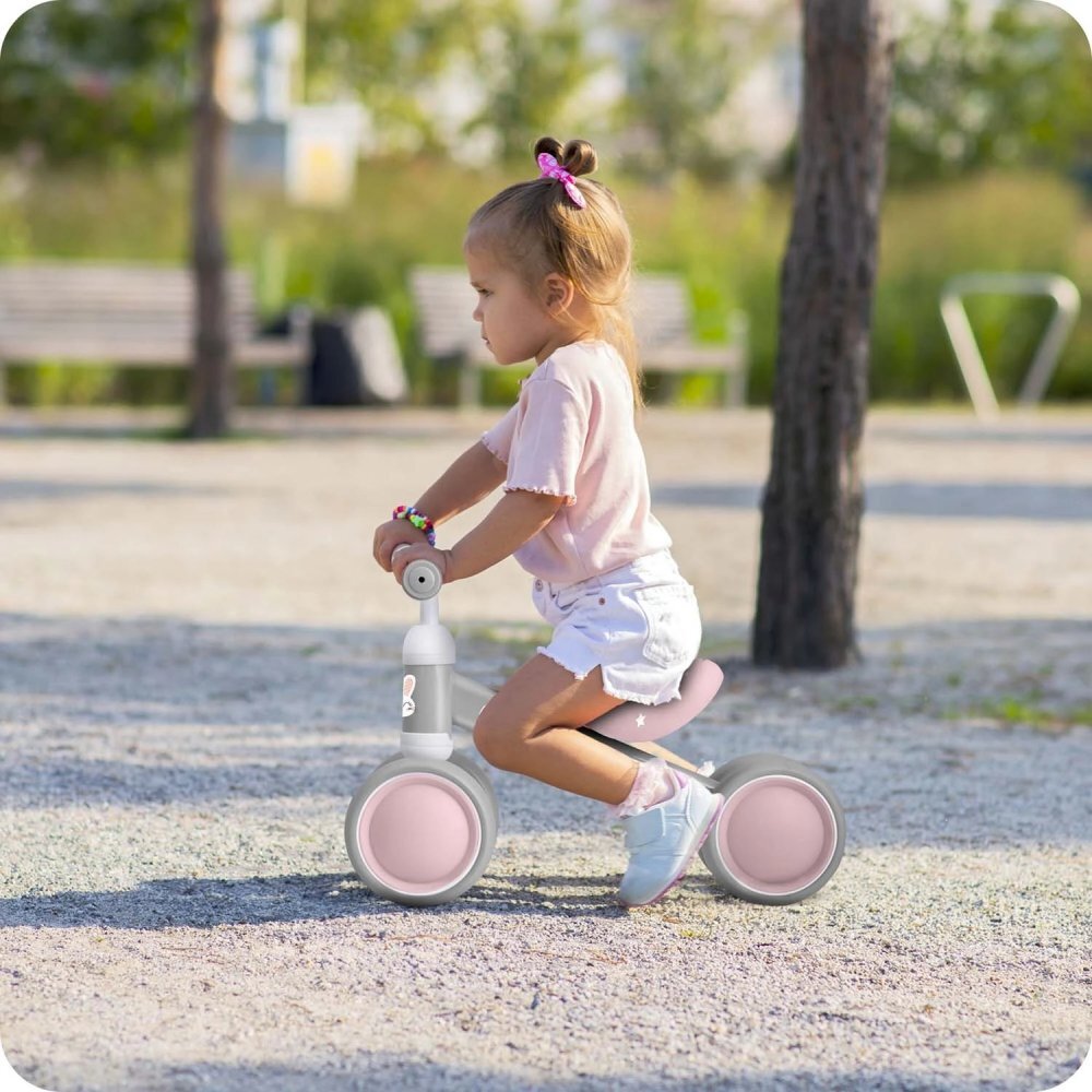 Ricokids Vehicul Ride On fara pedale Cross Country Pink De la 12 luni Cadru metalic usor si rezistent Sezut confortabil din spuma moale Manere ergonomice antiderapante Roti din PP rezistent si silentios