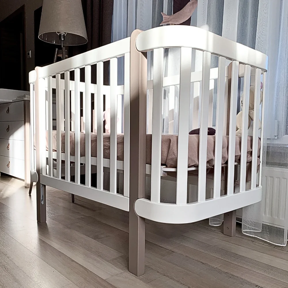 RKids Patut din lemn masiv de fag Monaco pentru copii 0-4 ani 120 x 60 cm inaltimea saltelei reglabila in 4 nivele si laterala detasabila Alb-cappuccino