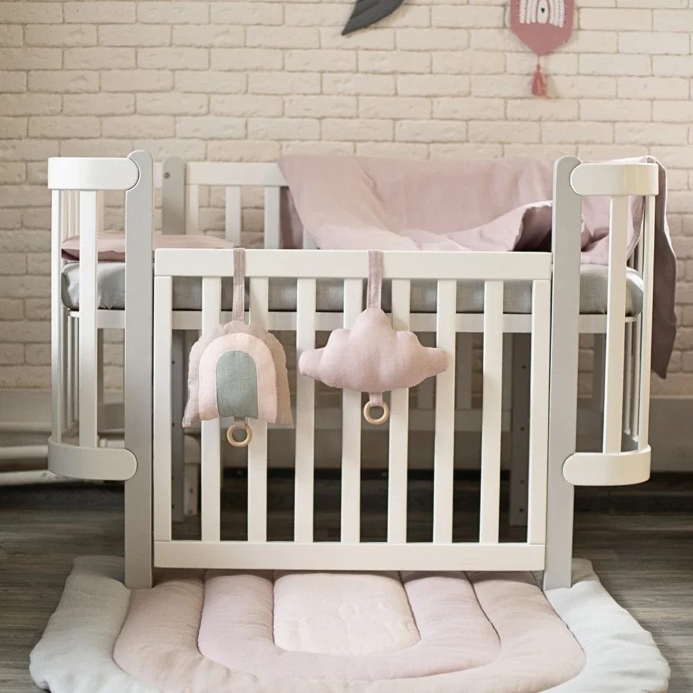 RKids Patut din lemn masiv de fag Monaco pentru copii 0-4 ani 120 x 60 cm inaltimea saltelei reglabila in 4 nivele si laterala detasabila alb-gri
